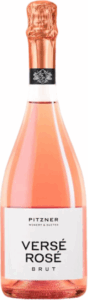 Versé Rosé Brut er en flot mousserende vin lavet på druen Vernatsch (Schiava), som ligesom Lagrein er en lokal drue fra Alto Adige. Nyd vinen som Aperitif, eller prøv den gerne sammen med friske jordbær.